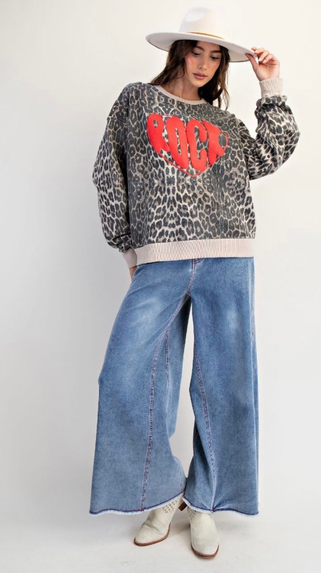 Easel Rock Heart Pullover