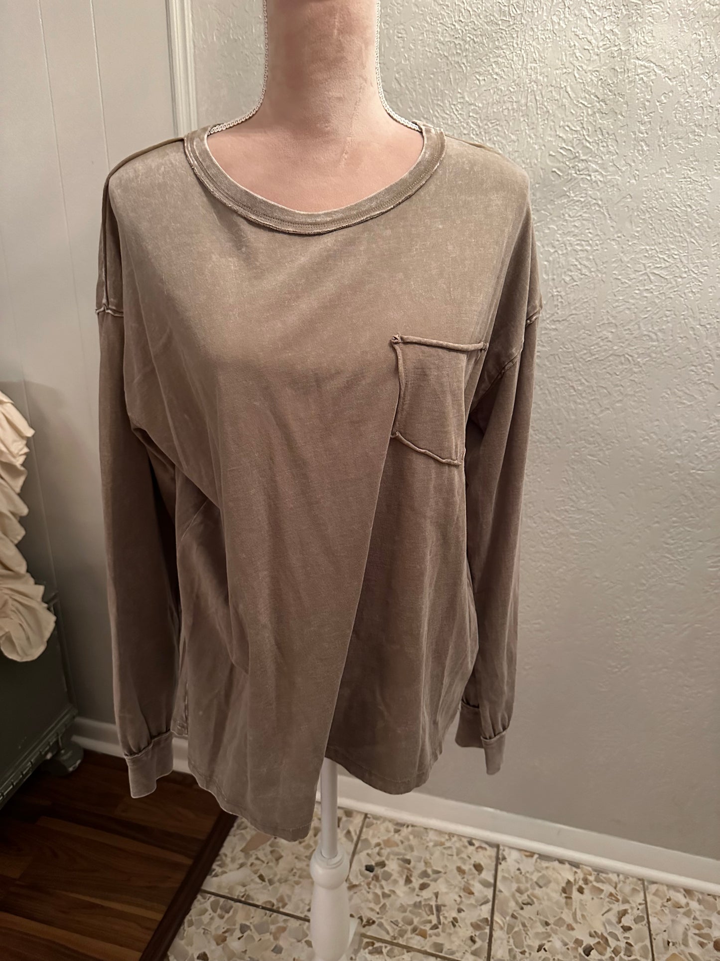 Easel long sleeve